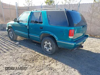 1996 GMC Jimmy SL with VIN 1GKDT13W6T2505181, listed as a IAAI auction lot 41392669 with 213,728 mi miles. Bid and sale history available at carsss.com. Image 3.
