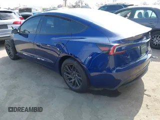 2025 Tesla Model 3 Long Range z VIN 5YJ3E1EB3SF907019, wystawiony jako IAAI lot #42117014 z przebiegiem 3 323 mil mil oraz . Historia ofert i sprzedaży dostępna na DreamBid. Obrazek 3.