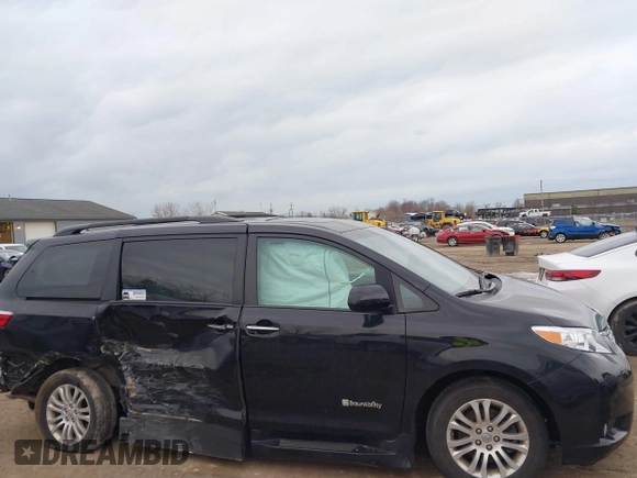 2017 Toyota Sienna XLE Auto Access Seat with VIN 5TDYZ3DC6HS826682, listed as a IAAI auction lot 41932138 with 33,827 mi miles. Bid and sale history available at carsss.com. Image 13.