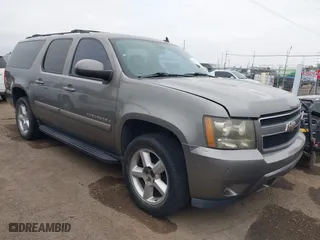 2008 Chevrolet Suburban LTZ with VIN 1GNFC16008J226762, listed as a IAAI auction lot 41573727 with 208,804 mi miles. Bid and sale history available at carsss.com. Image 1.