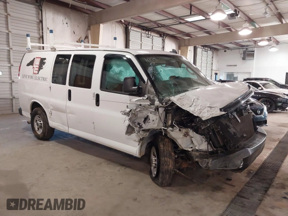 2020 GMC Savana Cargo Van with VIN 1GTW7AFP2L1273696, listed as a IAAI auction lot 41260652 with 73,307 mi miles. Bid and sale history available at carsss.com. Image 1.