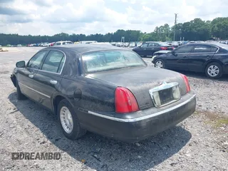 1999 Lincoln Town Car Executive z VIN 1LNHM81W9XY684966, wystawiony jako IAAI lot #42448736 z przebiegiem 175 698 mil mil oraz . Historia ofert i sprzedaży dostępna na DreamBid. Obrazek 3.
