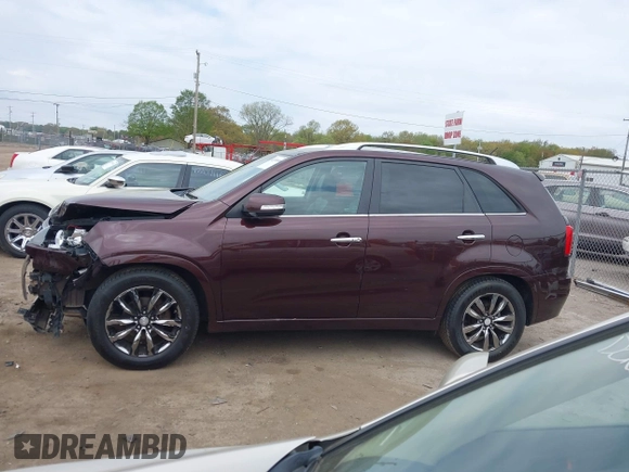 2013 Kia Sorento SX z VIN 5XYKW4A2XDG311577, wystawiony jako IAAI lot #42210698 z przebiegiem 152 599 mil mil oraz . Historia ofert i sprzedaży dostępna na DreamBid. Obrazek 14.
