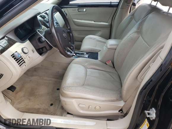 2011 Cadillac DTS Luxury Collection z VIN 1G6KD5E62BU112658, wystawiony jako Copart lot #56920935 z przebiegiem 141 550 mil mil oraz Tytuł czysty. Historia ofert i sprzedaży dostępna na DreamBid. Obrazek 7.