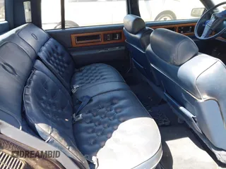 1988 Cadillac Fleetwood z VIN 1G6CB5153J4265796, wystawiony jako IAAI lot #42129869 z przebiegiem 63 756 mil mil oraz . Historia ofert i sprzedaży dostępna na DreamBid. Obrazek 8.