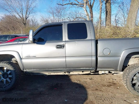 2006 Chevrolet Silverado 2500HD LT2 with VIN 1GCHK29D66E255102, listed as a IAAI auction lot 40989120 with 216,000 mi miles. Bid and sale history available at carsss.com. Image 14.