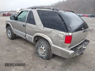 2000 Chevrolet Blazer LS z VIN 1GNCT18W7YK252323, wystawiony jako IAAI lot #41842766 z przebiegiem 149 462 mil mil oraz . Historia ofert i sprzedaży dostępna na DreamBid. Obrazek 3.