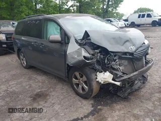 2014 Toyota Sienna LE AAS z VIN 5TDKK3DC5ES457402, wystawiony jako IAAI lot #42081951 z przebiegiem 255 502 mil mil oraz . Historia ofert i sprzedaży dostępna na DreamBid. Obrazek 1.