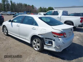 2011 Toyota Camry LE z VIN 4T1BF3EK0BU592218, wystawiony jako IAAI lot #42096268 z przebiegiem 121 132 mil mil oraz . Historia ofert i sprzedaży dostępna na DreamBid. Obrazek 3.