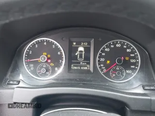 2013 Volkswagen Tiguan SE z VIN WVGBV7AX7DW501335, wystawiony jako IAAI lot #41856816 z przebiegiem 129 615 mil mil oraz . Historia ofert i sprzedaży dostępna na DreamBid. Obrazek 7.