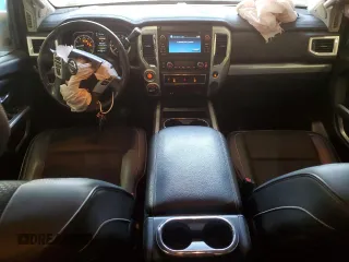 2017 Nissan Titan SV z VIN 1N6AA1E57HN569872, wystawiony jako Copart lot #53254555 z przebiegiem 170 573 mil mil oraz Szkoda całkowita • Salvage title. Historia ofert i sprzedaży dostępna na DreamBid. Obrazek 8.