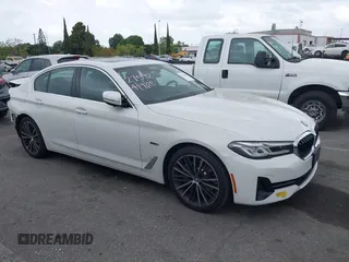 2022 BMW 5 Series 530e с VIN WBA13AG07NCJ53016, выставлен на аукционе IAAI как лот 42126425 с пробегом 28 856 миль миль и . История ставок и продаж доступна на DreamBid. Изображение 1.