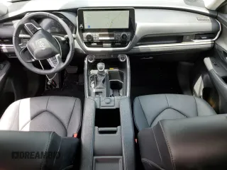 2024 Toyota Highlander XLE z VIN 5TDAAAA58RS001022, wystawiony jako Copart lot #56607315 z przebiegiem 10 763 mil mil oraz Szkoda całkowita • Salvage title. Historia ofert i sprzedaży dostępna na DreamBid. Obrazek 8.
