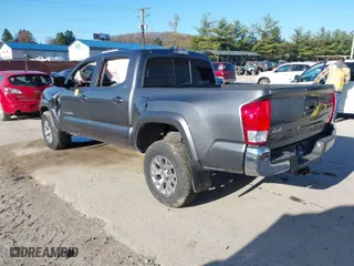 2017 Toyota Tacoma SR5 with VIN 5TFCZ5AN0HX063077, listed as a IAAI auction lot 41887043 with 142,015 mi miles. Bid and sale history available at carsss.com. Image 3.