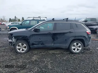 2018 Jeep Compass Latitude with VIN 3C4NJDBB4JT256056, listed as a IAAI auction lot 41835872 with 81,871 mi miles. Bid and sale history available at carsss.com. Image 15.