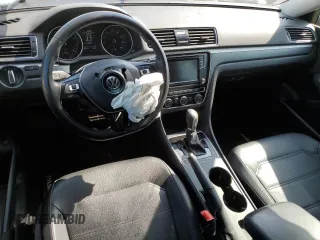 2018 Volkswagen Passat S z VIN 1VWAA7A34JC011566, wystawiony jako Copart lot #53610105 z przebiegiem 83 721 mil mil oraz Szkoda całkowita • Salvage title. Historia ofert i sprzedaży dostępna na DreamBid. Obrazek 8.