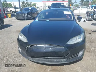 2014 Tesla Model S 60 z VIN 5YJSA1H13EFP42250, wystawiony jako IAAI lot #42267590 z przebiegiem 196 142 mil mil oraz . Historia ofert i sprzedaży dostępna na DreamBid. Obrazek 13.