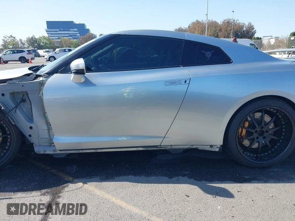 2009 Nissan GT-R Premium z VIN JN1AR54F79M250219, wystawiony jako IAAI lot #41964474 z przebiegiem 77 677 mil mil oraz . Historia ofert i sprzedaży dostępna na DreamBid. Obrazek 14.