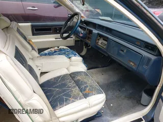 1988 Cadillac DeVille z VIN 1G6CD1158J4265540, wystawiony jako IAAI lot #42512965 z przebiegiem 50 895 mil mil oraz . Historia ofert i sprzedaży dostępna na DreamBid. Obrazek 5.