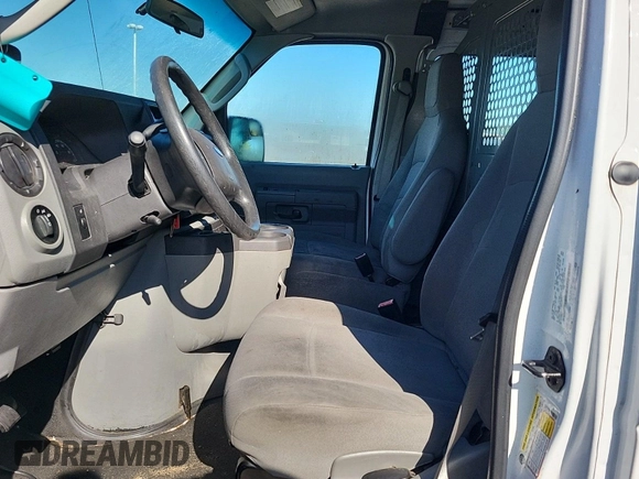 2014 Ford Econoline Cargo Commercial z VIN 1FTNE2EW0EDA95532, wystawiony jako IAAI lot #42442160 z przebiegiem 140 667 mil mil oraz . Historia ofert i sprzedaży dostępna na DreamBid. Obrazek 25.