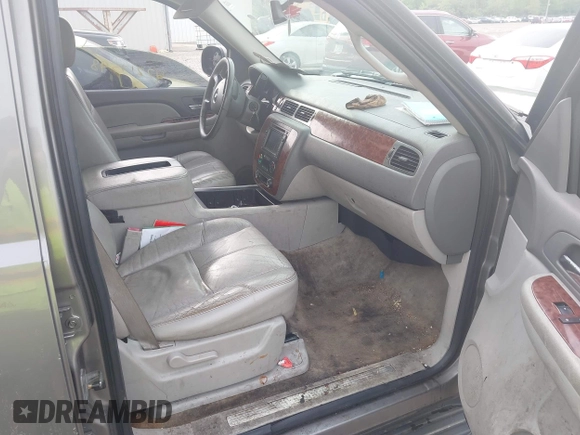 2007 Chevrolet Tahoe LTZ z VIN 1GNFK13047J273945, wystawiony jako IAAI lot #42217598 z przebiegiem Nie podano mil oraz . Historia ofert i sprzedaży dostępna na DreamBid. Obrazek 5.