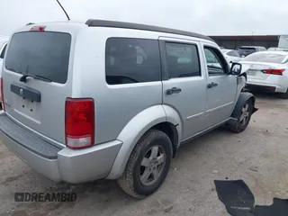 2008 Dodge Nitro SXT z VIN 1D8GT28K38W124264, wystawiony jako IAAI lot #41933674 z przebiegiem 292 756 mil mil oraz . Historia ofert i sprzedaży dostępna na DreamBid. Obrazek 4.