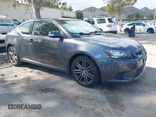 2012 Scion tC z VIN JTKJF5C78C3037818, wystawiony jako IAAI lot #42255575 z przebiegiem 158 892 mil mil oraz . Historia ofert i sprzedaży dostępna na DreamBid. Obrazek 1.