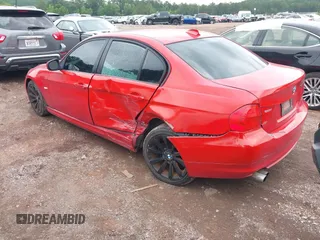 2011 BMW 3 Series 328i z VIN WBAPH7C5XBE683545, wystawiony jako IAAI lot #42389177 z przebiegiem 164 429 mil mil oraz . Historia ofert i sprzedaży dostępna na DreamBid. Obrazek 3.