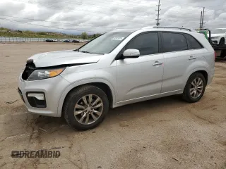 2011 Kia Sorento SX z VIN 5XYKW4A23BG148946, wystawiony jako Copart lot #55287625 z przebiegiem 86 605 mil mil oraz Szkoda całkowita • Salvage title. Historia ofert i sprzedaży dostępna na DreamBid. Obrazek 1.