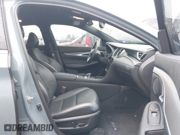 2023 Infiniti QX55 Luxe z VIN 3PCAJ5JRXPF109797, wystawiony jako IAAI lot #41455665 z przebiegiem 31 561 mil mil oraz . Historia ofert i sprzedaży dostępna na DreamBid. Obrazek 5.