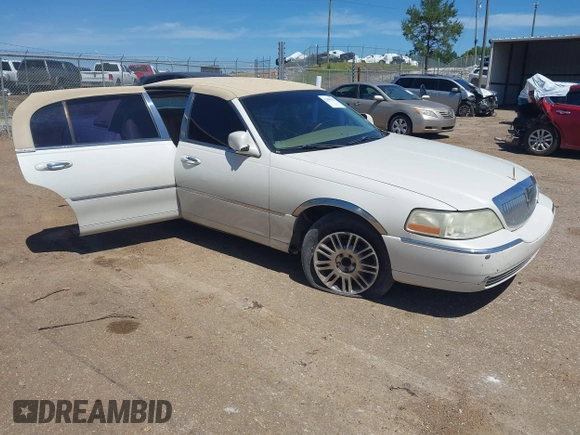 2006 Lincoln Town Car Ultimate L z VIN 1LNHM85W06Y606567, wystawiony jako IAAI lot #42085471 z przebiegiem 262 737 mil mil oraz . Historia ofert i sprzedaży dostępna na DreamBid. Obrazek 1.