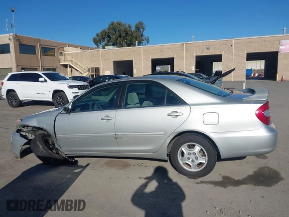 2002 Toyota Camry XLE z VIN 4T1BF30K82U506516, wystawiony jako IAAI lot #41278261 z przebiegiem 211 049 mil mil oraz . Historia ofert i sprzedaży dostępna na DreamBid. Obrazek 14.