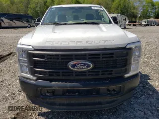 2023 Ford F-250 XL z VIN 1FTBF2BA0PED83301, wystawiony jako Copart lot #52189995 z przebiegiem Nie podano mil oraz Szkody całkowita. Historia ofert i sprzedaży dostępna na DreamBid. Obrazek 5.