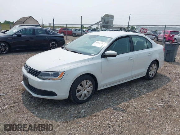 2014 Volkswagen Jetta SE z VIN 3VWD17AJ4EM288282, wystawiony jako IAAI lot #42404774 z przebiegiem 116 292 mil mil oraz . Historia ofert i sprzedaży dostępna na DreamBid. Obrazek 2.