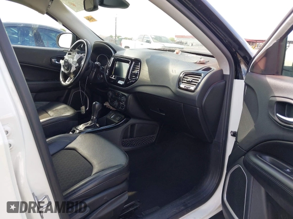2021 Jeep Compass Latitude z VIN 3C4NJCBBXMT603940, wystawiony jako IAAI lot #42079547 z przebiegiem 70 076 mil mil oraz . Historia ofert i sprzedaży dostępna na DreamBid. Obrazek 5.