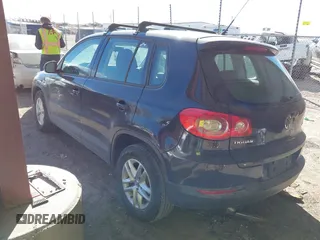 2011 Volkswagen Tiguan S z VIN WVGAV7AX9BW503628, wystawiony jako IAAI lot #41865959 z przebiegiem 121 863 mil mil oraz . Historia ofert i sprzedaży dostępna na DreamBid. Obrazek 3.