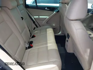 2011 Volkswagen Tiguan SEL с VIN WVGBV7AX4BW506165, выставлен на аукционе IAAI как лот 42256905 с пробегом 171 047 миль миль и . История ставок и продаж доступна на DreamBid. Изображение 8.