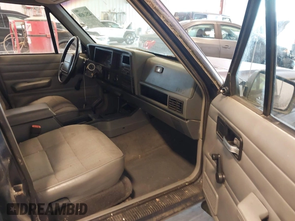 1996 Jeep Cherokee SE z VIN 1J4FJ28S8TL200825, wystawiony jako IAAI lot #42513038 z przebiegiem 226 914 mil mil oraz . Historia ofert i sprzedaży dostępna na DreamBid. Obrazek 5.
