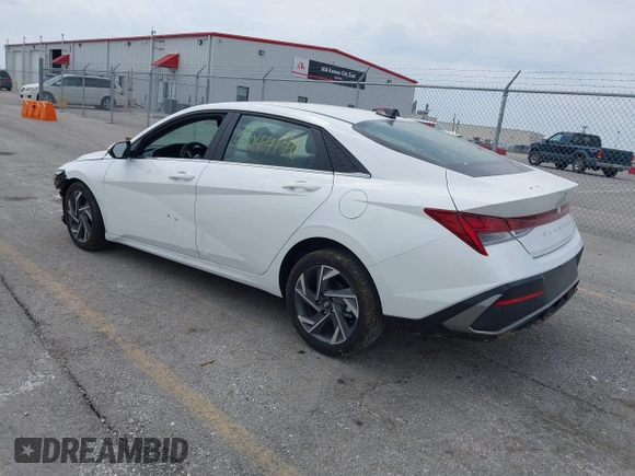 2025 Hyundai Elantra Limited z VIN KMHLN4DJ5SU134793, wystawiony jako IAAI lot #42044140 z przebiegiem 808 mil mil oraz . Historia ofert i sprzedaży dostępna na DreamBid. Obrazek 3.