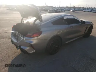 2022 BMW M8 Competition z VIN WBSAE0C02NCG86576, wystawiony jako Copart lot #39370084 z przebiegiem Nie podano mil oraz . Historia ofert i sprzedaży dostępna na DreamBid. Obrazek 3.