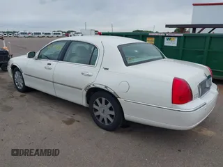 2005 Lincoln Town Car Signature Limited z VIN 1LNHM82W75Y640718, wystawiony jako IAAI lot #42344956 z przebiegiem 150 659 mil mil oraz . Historia ofert i sprzedaży dostępna na DreamBid. Obrazek 3.