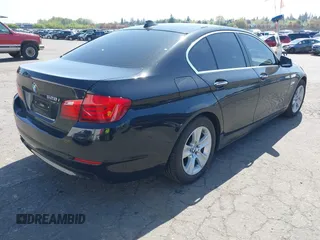 2012 BMW 5 Series 528i xDrive with VIN WBAXH5C54CDW07833, listed as a IAAI auction lot 42058437 with 118,213 mi miles and . Bid and sale history available at carsss.com. Image 4.