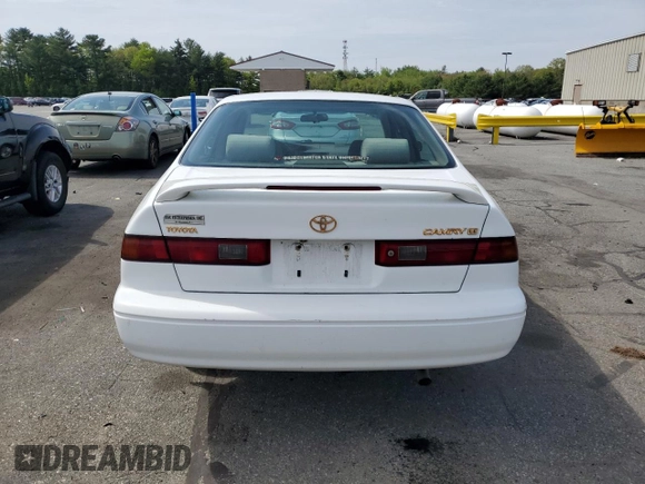 1997 Toyota Camry LE z VIN 4T1BG22KXVU163880, wystawiony jako Copart lot #56741295 z przebiegiem 132 863 mil mil oraz Szkoda całkowita • Salvage title. Historia ofert i sprzedaży dostępna na DreamBid. Obrazek 6.