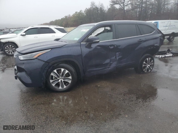 2022 Toyota Highlander XLE with VIN 5TDHZRBH7NS583655, listed as a Copart auction lot 84217444 with 46,830 mi miles and Salvage Title. Bid and sale history available at carsss.com. Image 1.