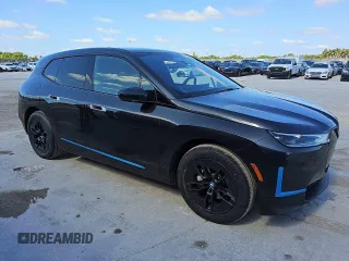 2024 BMW iX xDrive50 z VIN WB523CF01RCS00126, wystawiony jako Copart lot #56997195 z przebiegiem 23 038 mil mil oraz Tytuł czysty. Historia ofert i sprzedaży dostępna na DreamBid. Obrazek 4.
