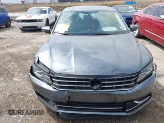 2017 Volkswagen Passat S z VIN 1VWAT7A32HC085122, wystawiony jako IAAI lot #42204880 z przebiegiem 61 935 mil mil oraz . Historia ofert i sprzedaży dostępna na DreamBid. Obrazek 12.