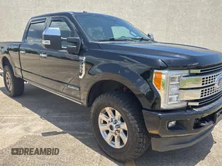 2017 Ford F-250 Lariat z VIN 1FT7W2BT4HEE13974, wystawiony jako Copart lot #62145255 z przebiegiem 92 449 mil mil oraz Czysty tytuł • Clean title. Historia ofert i sprzedaży dostępna na DreamBid. Obrazek 1.