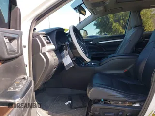 2015 Toyota Highlander XLE z VIN 5TDKKRFH8FS097572, wystawiony jako IAAI lot #42225373 z przebiegiem 115 490 mil mil oraz . Historia ofert i sprzedaży dostępna na DreamBid. Obrazek 5.