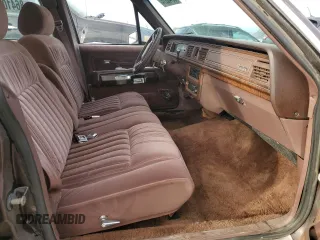 1989 Ford Crown Victoria z VIN 2FABP77F8KX129671, wystawiony jako Copart lot #86410274 z przebiegiem 58 851 mil mil oraz Szkody całkowita. Historia ofert i sprzedaży dostępna na DreamBid. Obrazek 7.