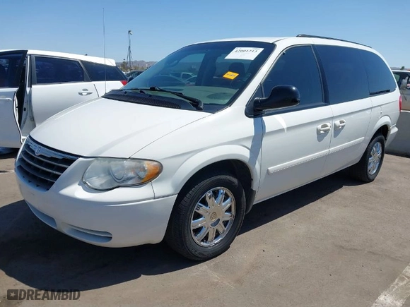 2005 Chrysler Town & Country LX with VIN 2C4GP44R25R194828, listed as a IAAI auction lot 42001213 with 118,716 mi miles. Bid and sale history available at carsss.com. Image 2.